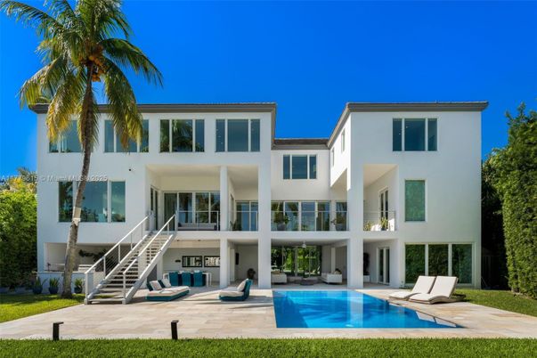 Exterior, Facade, Pool, Modern