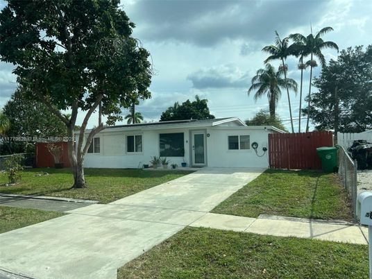 Backyard, Exterior, Facade, Ranch