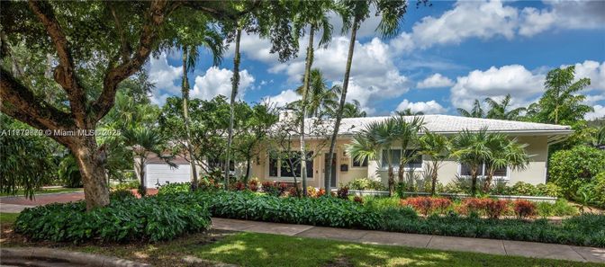 Exterior, Facade, Ranch