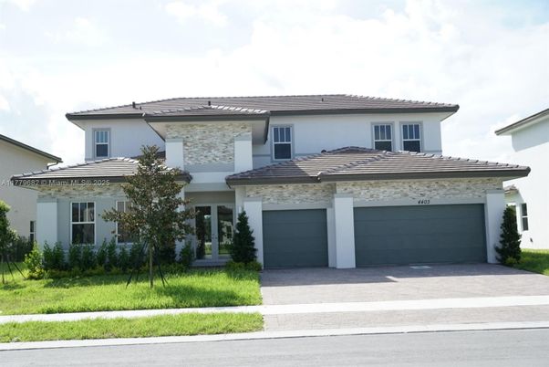 Attached, Exterior, Facade, Mediterranean