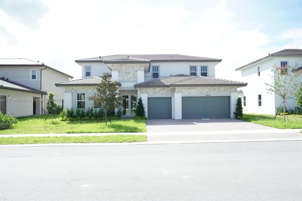Attached, Exterior, Facade, Mediterranean