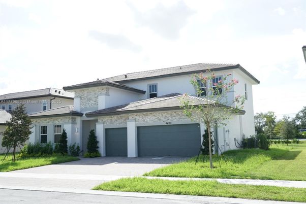 Attached, Exterior, Facade, Mediterranean