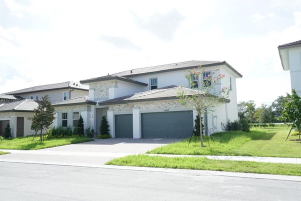 Attached, Exterior, Facade, Mediterranean