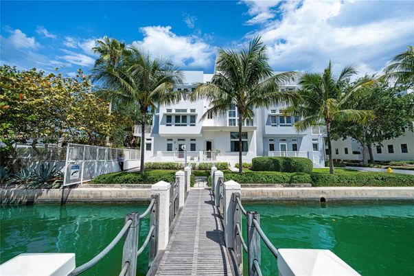 Exterior, Lake