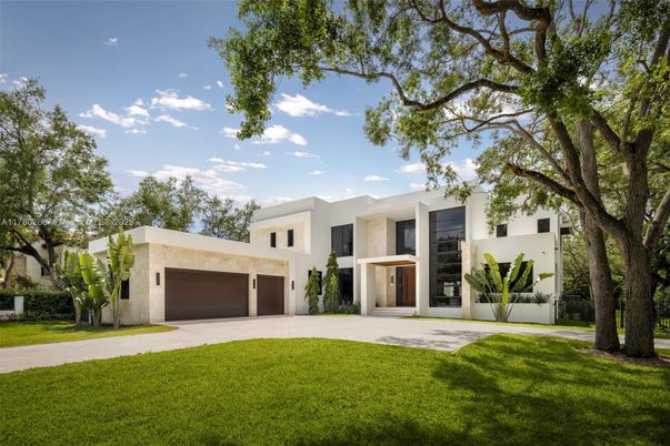 Attached, Backyard, Exterior, Facade, Modern