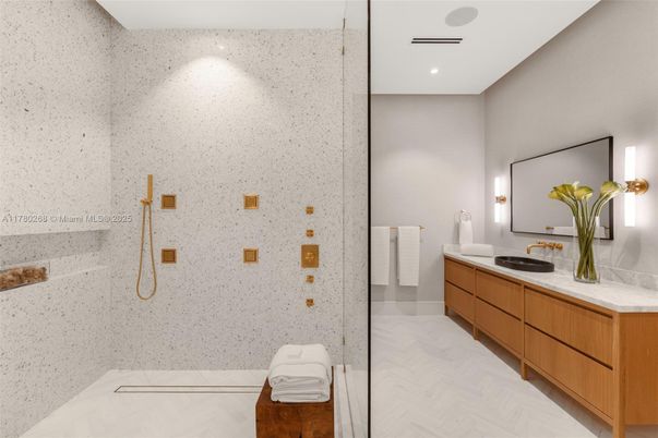 Bathroom, Dual Sink Vanities, Interior, Recessed Lighting