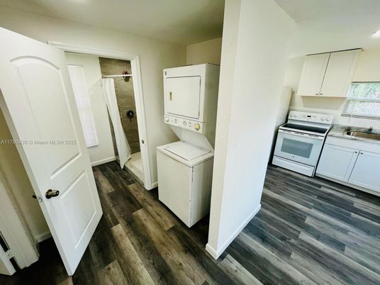 Interior, Utility Closets, Washer, Wood Texture Flooring