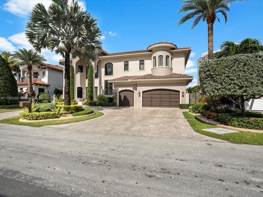Attached, Exterior, Facade, Mediterranean