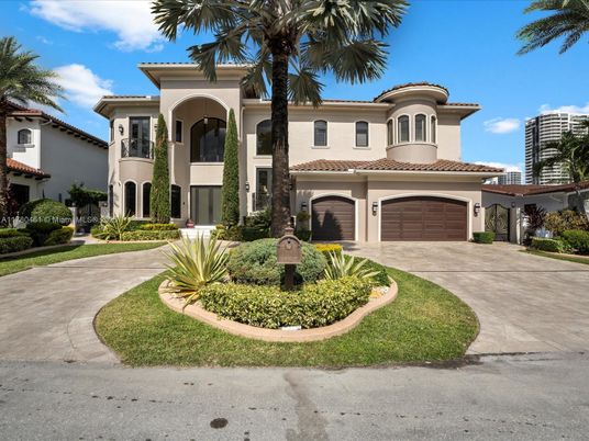 Attached, Exterior, Facade, Mediterranean