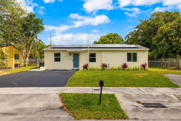 Backyard, Exterior, Facade, Solar Panels, Ranch