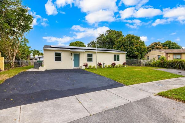 Backyard, Exterior, Facade, Solar Panels, Ranch