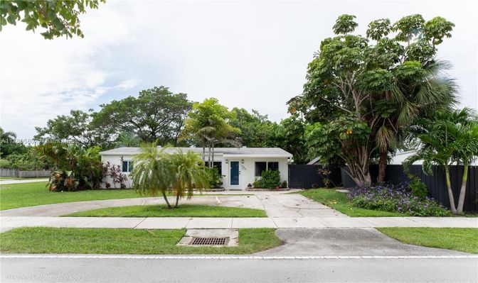 Backyard, Exterior, Facade, Ranch
