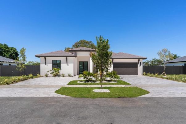 Attached, Backyard, Exterior, Facade, Modern
