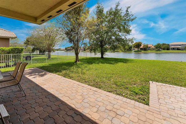 Exterior, Lake