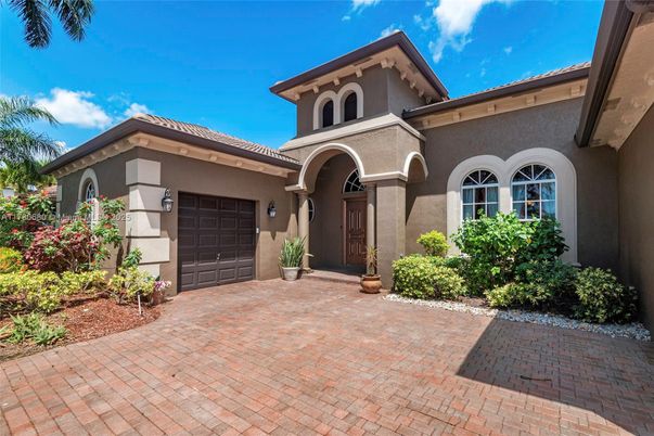 Attached, Exterior, Facade, Mediterranean