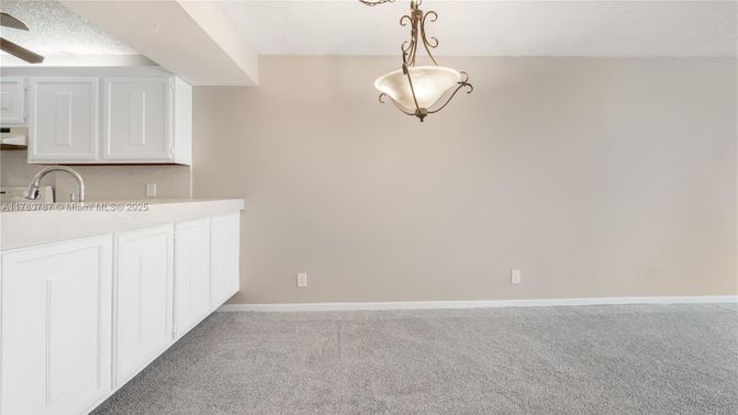 Empty room, Interior, Pendant Lights