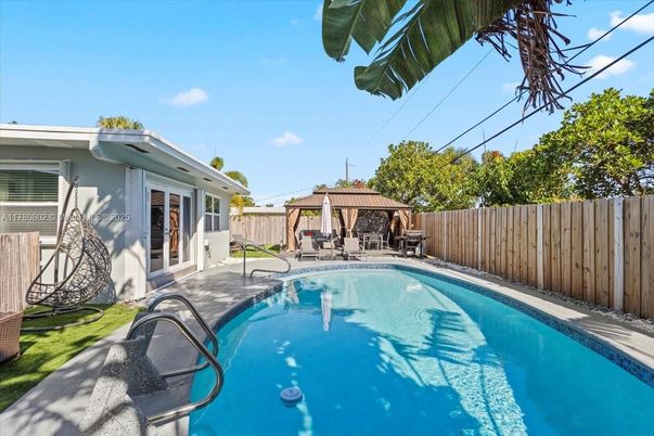 Exterior, Pool