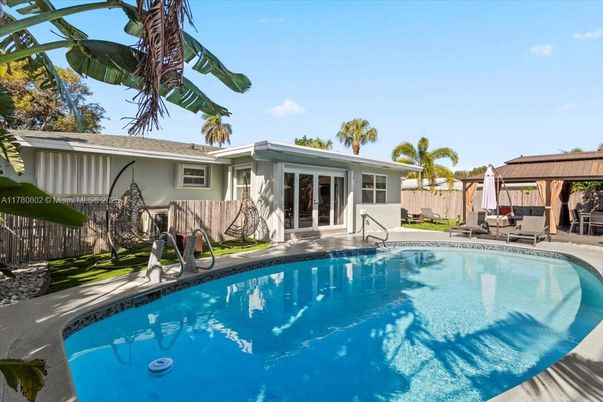 Exterior, Pool