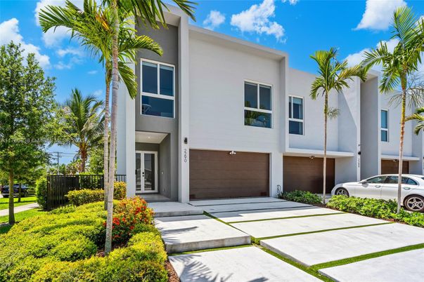 Attached, Exterior, Facade, Modern