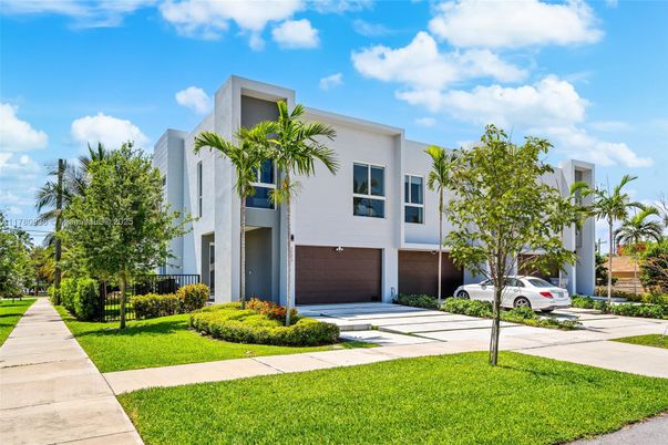 Attached, Exterior, Facade, Modern