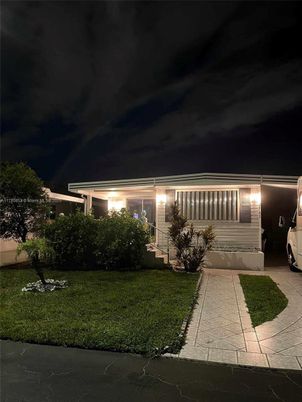 Exterior, Facade, Ranch