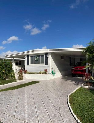 Exterior, Facade, Ranch