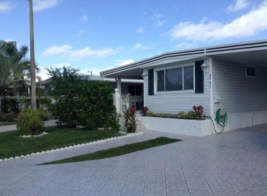 Exterior, Facade, Ranch