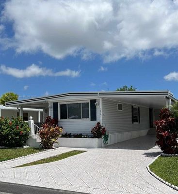 Exterior, Facade, Ranch