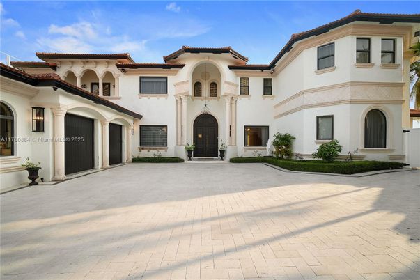 Attached, Exterior, Facade, Mediterranean