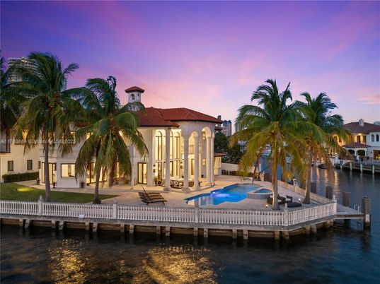Exterior, Lake