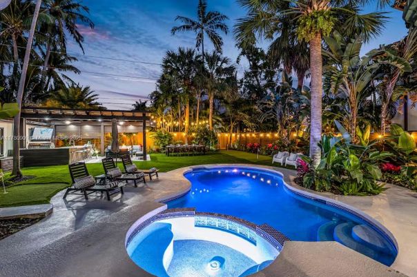 Exterior, Pool