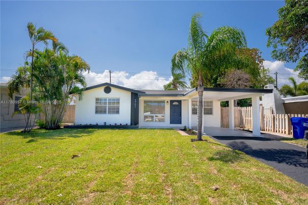 Backyard, Exterior, Facade, Ranch