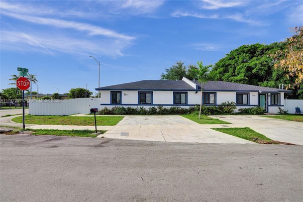 Backyard, Exterior, Facade, Ranch