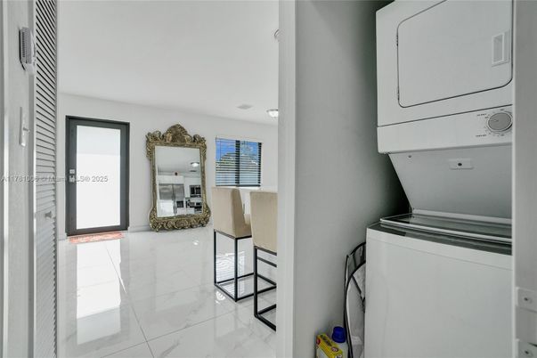 Interior, Marble, Utility Closets, Washer