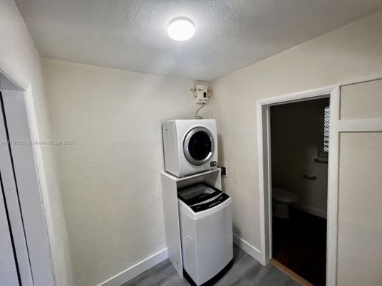 Interior, Utility Closets, Washer, Wood Texture Flooring