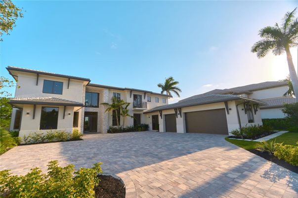 Attached, Exterior, Facade, Mediterranean