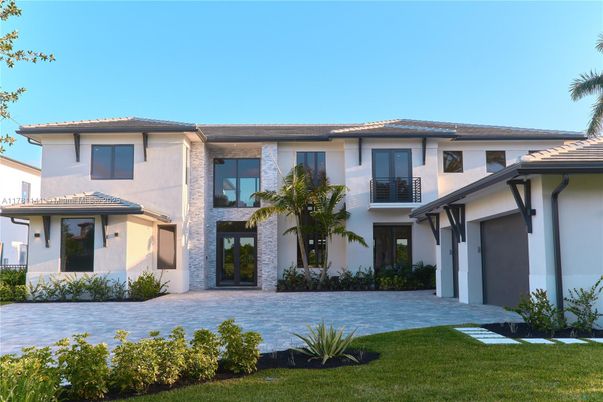 Exterior, Facade, Mediterranean