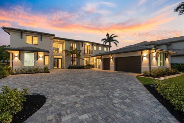 Attached, Exterior, Facade, Mediterranean