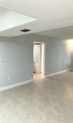 Empty room, Interior