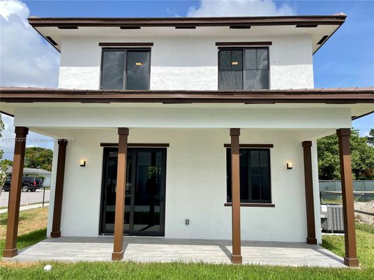 Exterior, Facade, Modern