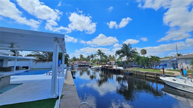 Exterior, Lake