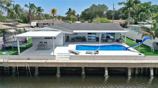 Exterior, Pool
