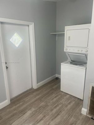 Interior, Utility Closets, Washer, Wood Texture Flooring