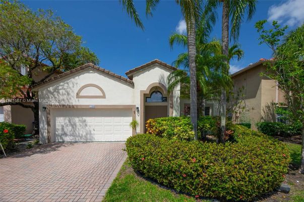 Attached, Exterior, Facade, Mediterranean