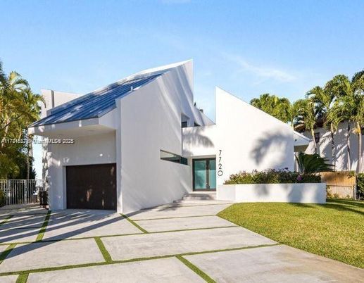 Attached, Backyard, Exterior, Facade, Modern