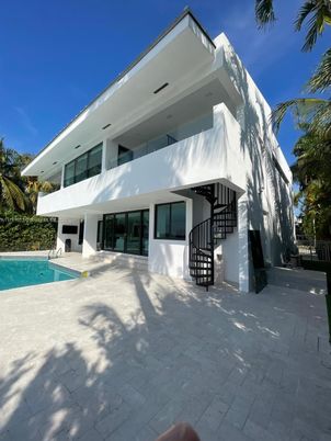 Exterior, Facade, Pool, Modern