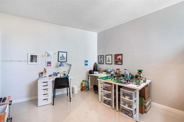 Home Office, Interior