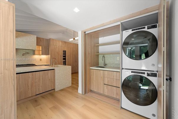Interior, Kitchen, Utility Closets, Washer, Wood Texture Flooring