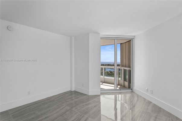 Empty room, Interior, Water