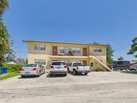 Exterior, Facade, Modern
